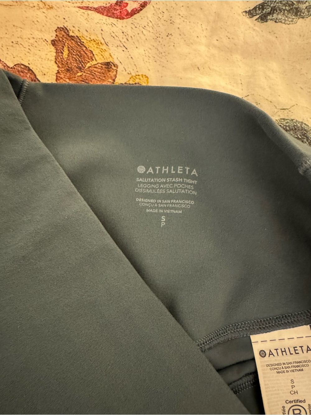 Athleta salutation stash tight size S EUC
